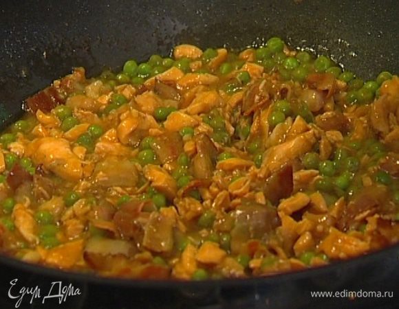 Влить рисовый уксус, белое вино, еще раз перемешать и выключить огонь.