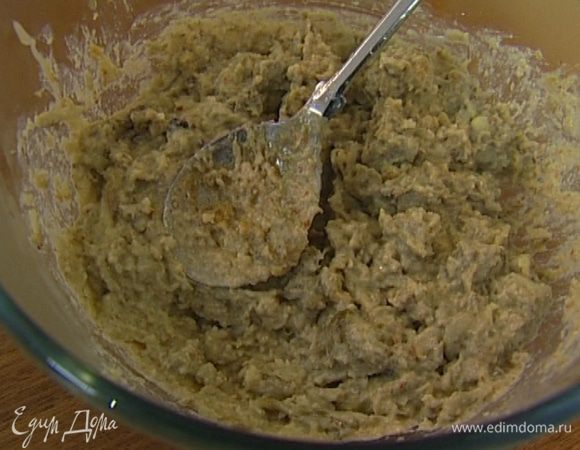 Снять кожицу с горячих баклажанов, мякоть выложить в глубокую миску. Слить лишнюю жидкость, добавить измельченный миндаль, пасту тахини, влить сок лайма. 