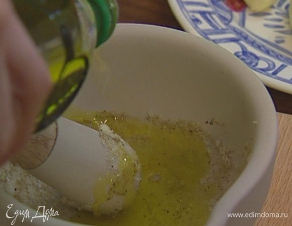 Чеснок почистить, 2 зубчика поместить в ступку, добавить по щепотке соли и перца, влить 1 ст. ложку оливкового масла, все растереть и добавить к баклажанам. 