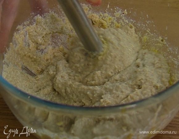 Взбить баклажаны погружным блендером, затем добавить тмин и дать закуске остыть. 