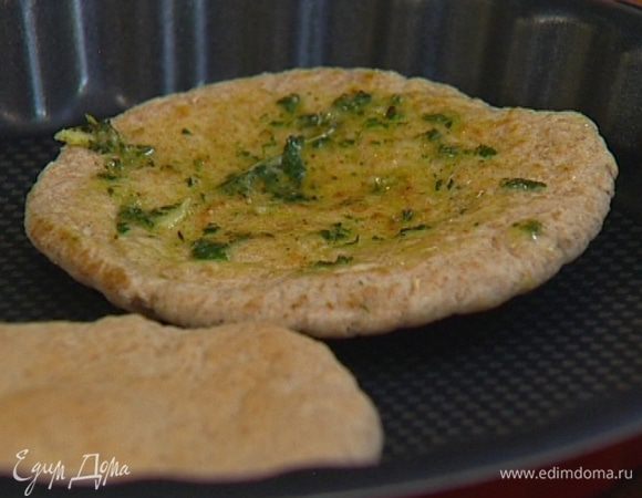 Намазать получившимся соусом лепешки питы, выложить их на противень и отправить ненадолго под гриль. 
Подавать закуску из баклажанов с горячей питой.
