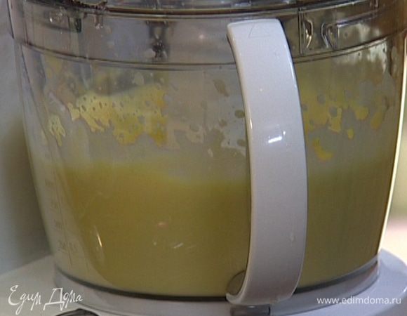 Приготовить тесто: взбить в комбайне яйца, 150 г сахара и ванильный экстракт, затем, не прекращая взбивать, влить молоко, добавить разрыхлитель, щепотку соли и измельченный миндаль.  