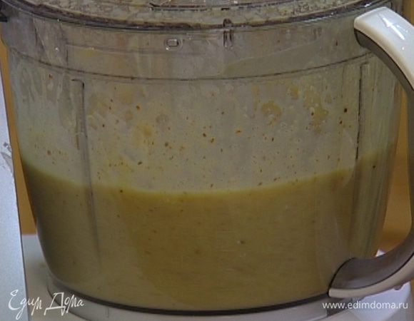 Выключить комбайн, всыпать муку и продолжить взбивать, тонкой струйкой вливая растопленное сливочное масло.  Добавить цедру и лимонный сок и взбивать еще несколько секунд.  