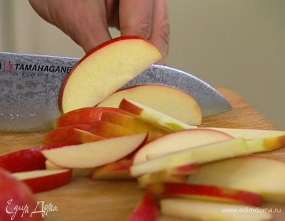 Яблоки, удалив сердцевину, нарезать небольшими дольками.  