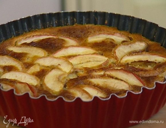 Поместить форму в разогретую духовку и выпекать 25–30 минут. Проверить готовность деревянной палочкой или спичкой — она должна остаться сухой. 