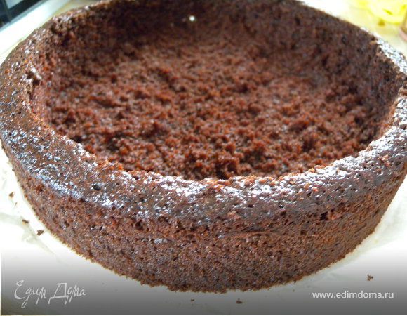 Следующий шаг нужно делать не вынимая бисквит из формы (я вытянула  только для того, чтобы сфотографировать и отправила обратно в форму) Вынимать только готовый торт, когда он полностью застынет в холодильнике!!!!!!! Вырезаем внутрянку, делая мисочку. Прорезать сначала острым ножом по кругу отступая равномерно сантиметра 1,5-2 но не доставая до дна тоже сантиметра 2... А потом вынуть мякиш  руками. 