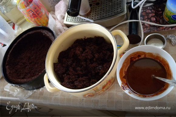 Растопить черный шоколад и масло на водяной бане. Или сделать Ганаш (крем лоя трюфелей). Сливки прогреть. Растопить в них шоколад. Остудить и взбить.