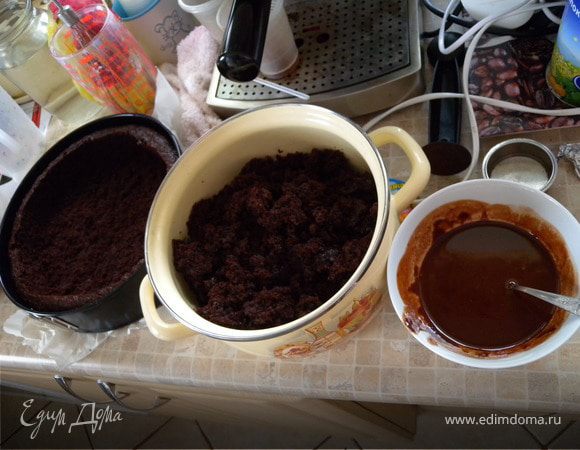 Растопить черный шоколад и масло на водяной бане. Или сделать Ганаш (крем лоя трюфелей). Сливки прогреть. Растопить в них шоколад. Остудить и взбить. 