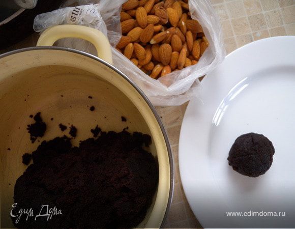 Скатываем шарики с грецкий орех (не больше)