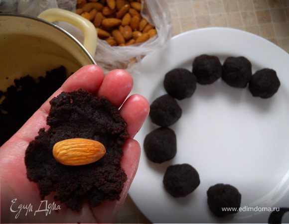 Внутрь кладем целый миндаль (или другой наполнитель)