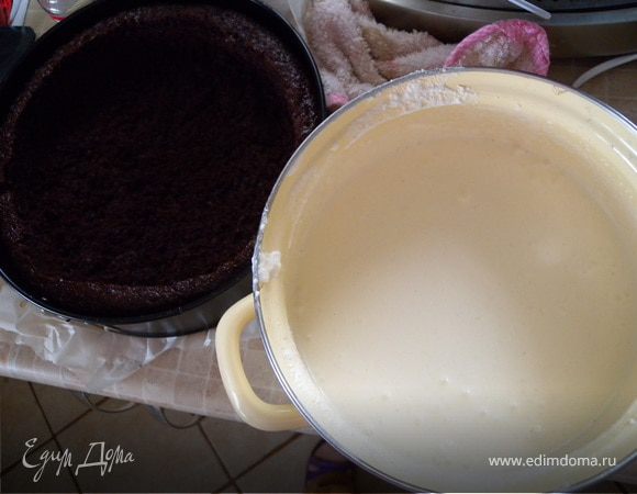 С апельсина выдавливаем сок и расстворяем в нем желатин. На водяной бане держим до полного растворения желатина