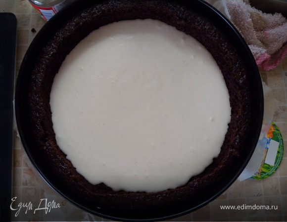 Сметану взбиваем с сахаром до состояния крема. В чашку с желатином добавить немного крема, перемешать и через сито ввести в ставшийся крем постоянно взбивая или пмешивая. Дбавить протертый творог и уже вручную хорошо перемешать но не взбивать. Крем (часть) влить в бисквит (как на фото). 