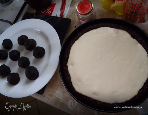 заливаем почти (до края не доливать 1 см) до верха "кремом" и ставим не надолго!!! в холодильник.