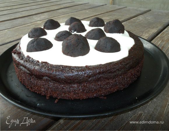 День 2-й - второй торт. Имеено ДР Маргариты. Мне его помогали делать девочки с фотографии на ленте). Тоже ооочень вкусный. Но Говорю минусы: я взяла творог не рассыпчатый а в пачках (как масло сливочное), он более жидкий а желатина я вкинула столько же как и в первом варианте... Шарики получились тверже суфле и при резке ножом это немного деформировало... Плюс: шарики утопила я вовремя...