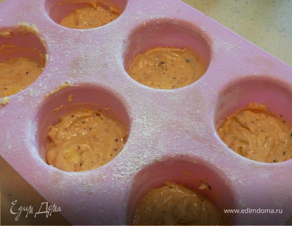 Смешать миксером масло, ореховую муку, сахар, цедру, яйцо, молоко и муку с разрыхлителем.
Разложить тесто по 6 формам (маффины).