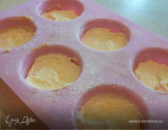 Взбить рикотту, крем сыр и сахар, выложить сверху на тесто.