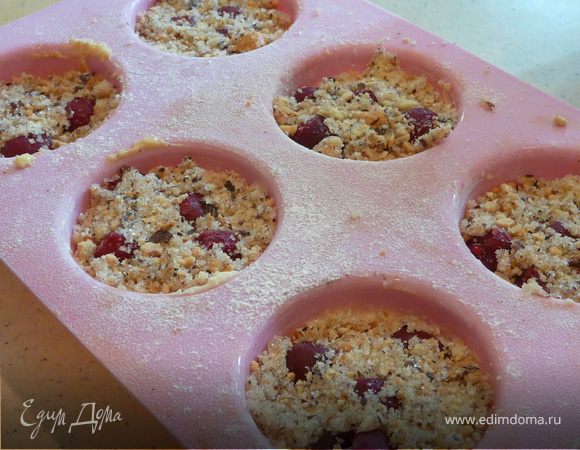 Вилкой смешать масло, ореховую муку и сахар, выложить сверху вишни и на них ореховую массу.
Духовка 180С, печь 35-40 минут, остудить и аккуратно вынуть.