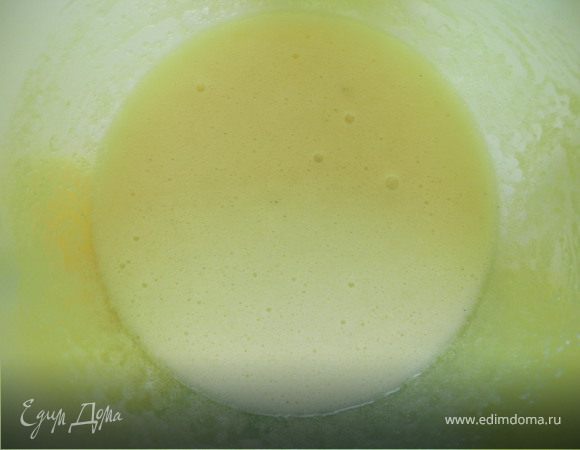 Продукты вынуть из холодильника за 40 мин до готовки (они должны быть комнатной температуры).
Масло растереть с сахаром, добавить белки, аккуратно перемешать (не взбивая!) до однородности. Всыпать муку и молотый миндаль, добавить ложку коньяка, перемешать.
