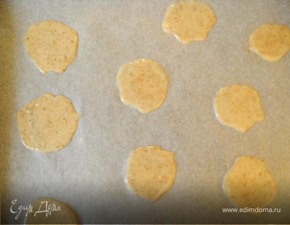 Выложить чайной ложкой на противень, покрытый бумагой для выпечки. Я, на всякий случай, немного смазала бумагу маслом.
Расстояние между печеньями должно быть не менее 5 см, они очень сильно растекаются. 