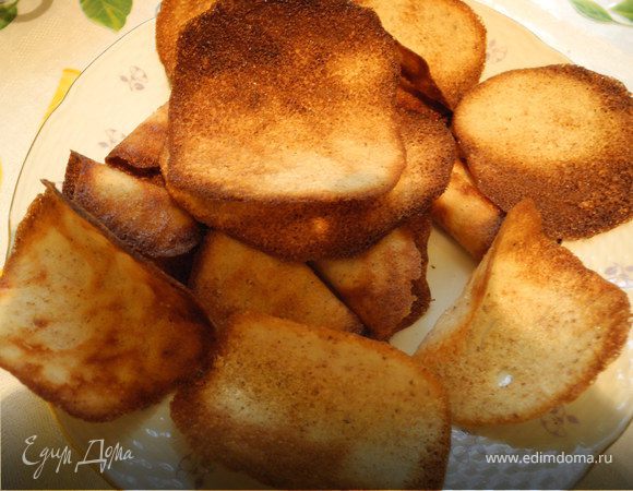 Выпекать 10-12 мин при температуре 210 градусов Цельсия. Но я рекомендую смотреть на печенья, и как только они по краям зарумянятся – достать противень из духовки и начинать их обрабатывать. На противне они еще немножечко дойдут и станут светло-коричневыми. Пока они еще горячие аккуратно снять их с бумаги и обернуть вокруг скалки или другого предмета в виде трубки, чтобы получилась такая форма.