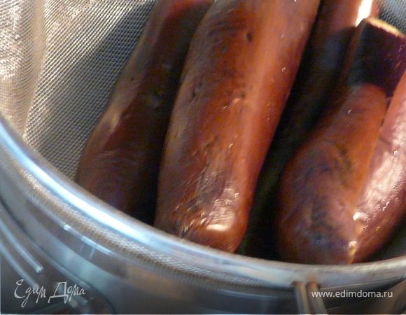 Баклажаны (целые или пополам) поместить в пароварку (у меня ее нет, положила на сито над кипящей водой) и томить на пару, у меня занял процесс где-то час.
