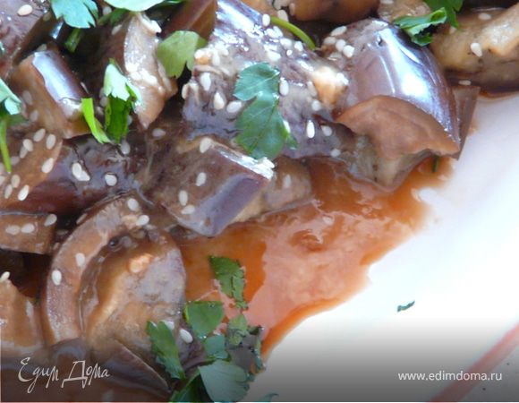 Остудить баклажаны, порезать на кусочки и полить заправкой, посыпать кунжутом и листиками