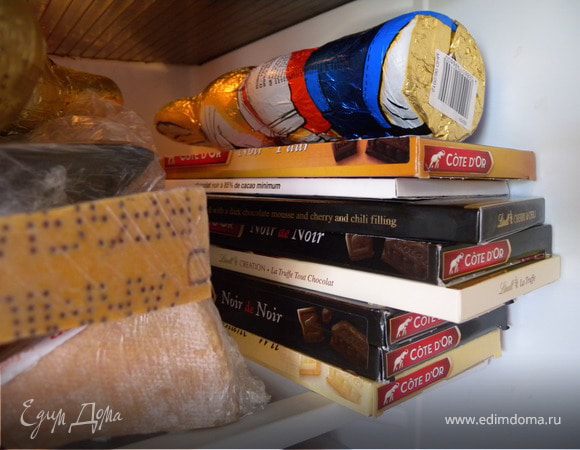 Справка с ИНЕТА: существуют 2 основных вида какао бобов: Criollo и Forastero. Бобы вида Criollo окрашены незначительно и имеют умеренный ореховый привкус. Бобы вида Forastero темно-коричневые, с сильным запахом, слегка горчат и имеют более высокое содержание жира по сравнению с бобами вида Criollo. Большую часть мирового урожая составляют бобы вида Forastero, т.к. растения этого вида способны противостоять более жестким климатическим условиям. Каждый вид имеет собственные определенные физические и химические характеристики, которые дополняют друг друга, когда бобы перемешаны.