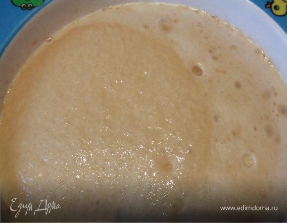 Развести дрожжи (свежие или сухие) в картофельном отваре. Оставить для ферментации на 10 минут.