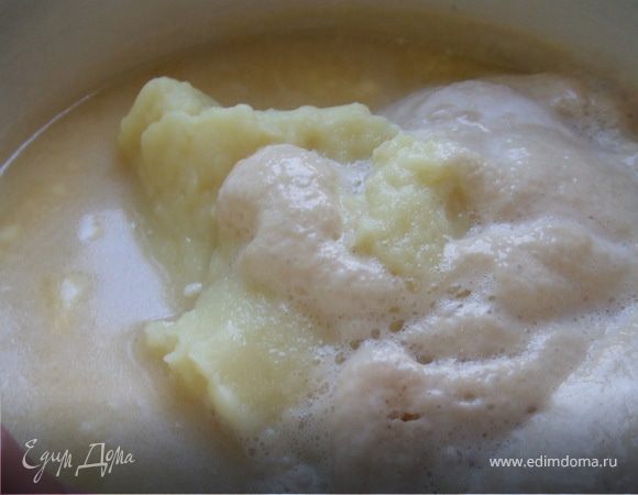 В небольшой кастрюле или сковороде подогреть немного кефир со сливочным маслом. Тщательно размешать пока масло полностью не растопится. Добавить мед, соль, дрожжи и картофельное пюре, перемешать.
