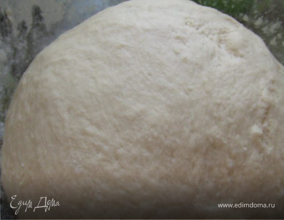 Выложить картофельную смесь глубокую миску, просеять 2 чашки муки и вымесить в течение 3 минут 
Добавляя частями муку, по половине чашки, замесить мягкое эластичное тесто 
Выложить тесто на слегка посыпанную мукой рабочую поверхность и вмесить в течение 5- 10 минут. При необходимости добавить муку на рабочую поверхность не более 1 ст.л. за один раз. 
Скатать тесто в шар и выложить в смазанную маслом посуду. Накрыть пленкой и дать подойти в течение 1 часа- 1 часа20 минут. 
