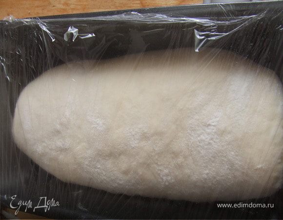 Смазать маслом прямоугольную форму 23х13 см 
Выложить тесто на посыпанную мукой рабочую поверхность, руками сформировать прямоугольник, соответствующий длине формы, и скатать тесто в рулет и выложить « швом» вниз в форму 
Накрыть пленкой, предварительно смазанной слегка растительным маслом, и оставить подходить на 30- 40 минут.
