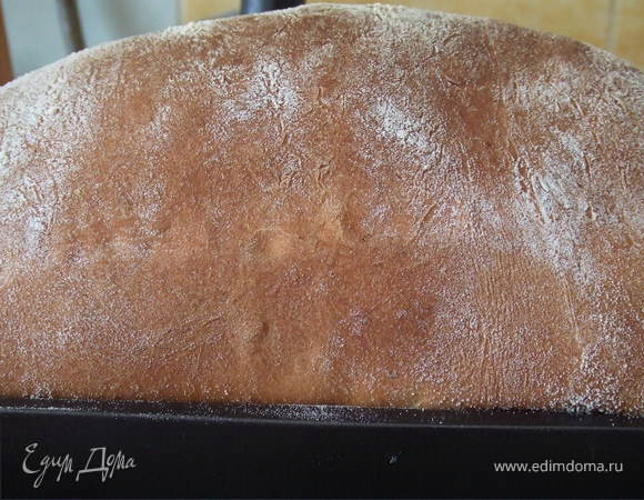 Взбить слегка желток с молоком и смазать полученной смесью хлеб, посыпать маком 
Поставить хлеб, в предварительно нагретую до 190 С духовку на средний уровень и выпекать в течение 45 минут, до золотистого цвета. 
Вынуть хлеб из формы, выложить на решетку и остудить. 
