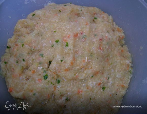 Приготовить фарш: рыбное филе, морковку и лук пропустить через мясорубку. Добавить яйцо. Булочку вымочить в молоке, отжать жидкость и перемешать с фаршем. Зелень петрушки мелко порубить или вместе с луком пропустить через мясорубку. посолить и поперчить. Возможны другие приправы по вкусу. Фарш должен получиться воздушным. Замораживать нежелательно, лучше сразу приготовить котлеты.