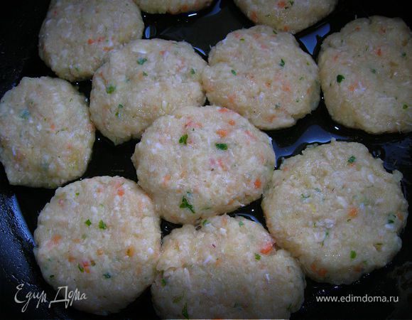 Мокрыми руками сформировать небольшие шарики и выложить на подогретую сковороду. Я жарю на оливковом масле.