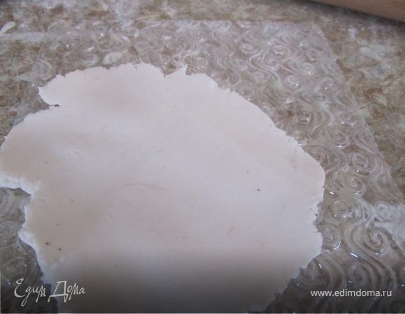 Раскатать мастику в 2-3 мм.
Если есть фигурный трафарет, раскатать на нем.