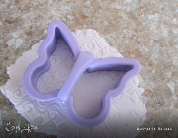 формочой вырезать бабочку.