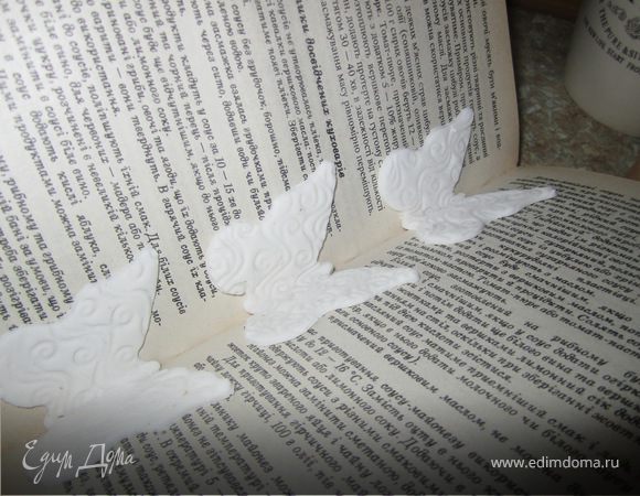 Поставить бабочки в расрытую книжку, дать немного подсохнуть.