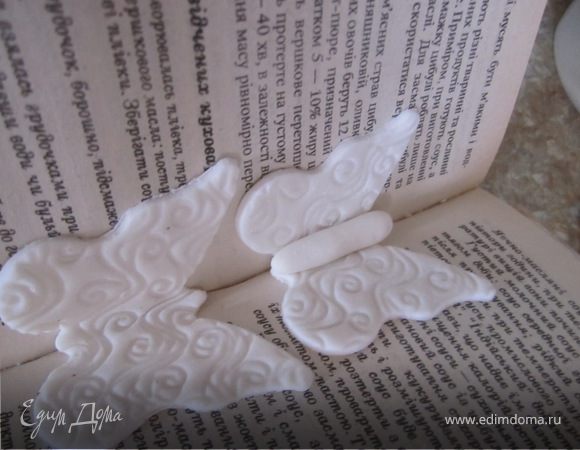 Сделать туловище бабочке, немножко смочить серединку водой и приклеить его.