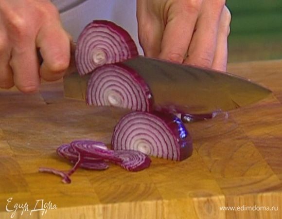 Лук и чеснок почистить и тонко нарезать, но не смешивать.