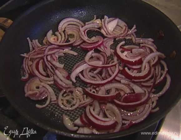 Разогреть в сковороде сливочное масло и слегка обжарить лук.