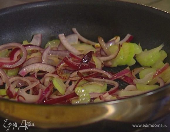 Выложить в сковороду сельдерей и чеснок, перемешать и обжаривать, пока лук не станет золотистым. 