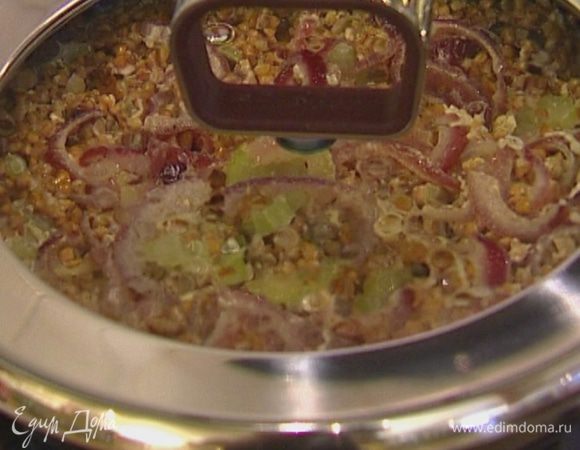 Влить воду, чтобы она на палец покрывала кашу. Посолить, поперчить, накрыть крышкой и готовить 10–12 минут.