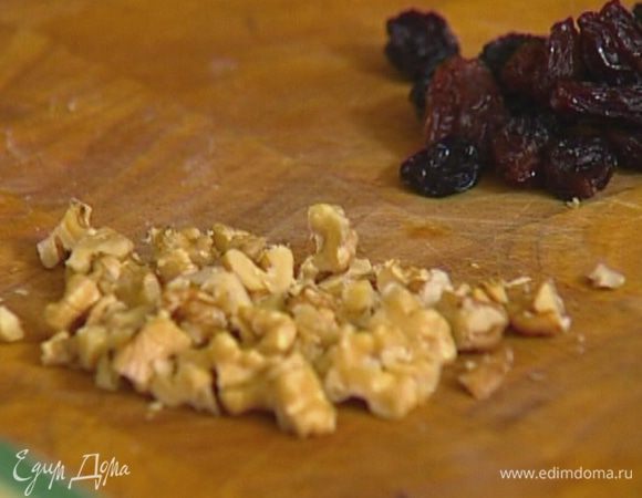 Орехи порубить ножом.