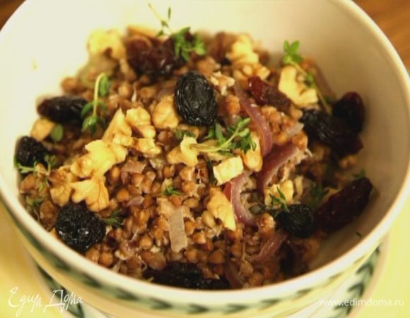 Готовую гречку выложить в тарелку, посыпать орехами, изюмом и листьями тимьяна.