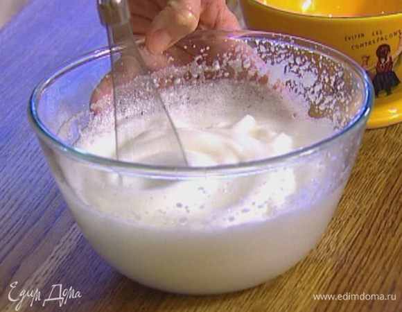 Предварительно охлажденные белки посолить и взбить миксером в крепкую пену. 