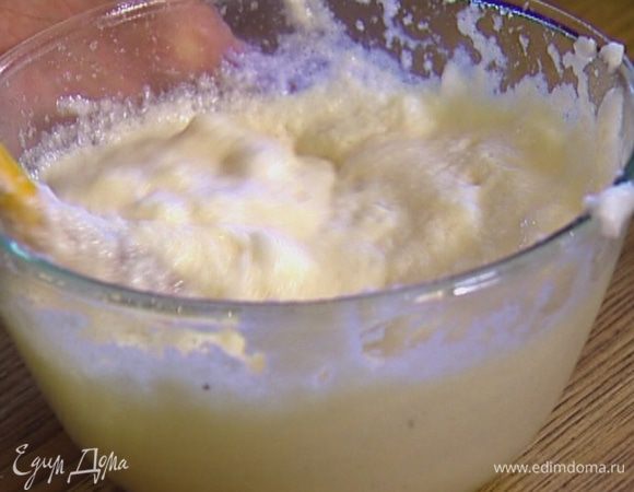 Деревянной ложкой вмешать в суфле часть взбитых белков, затем получившуюся массу ввести в оставшиеся белки.