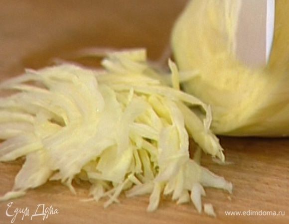 Капусту тонко нашинковать.