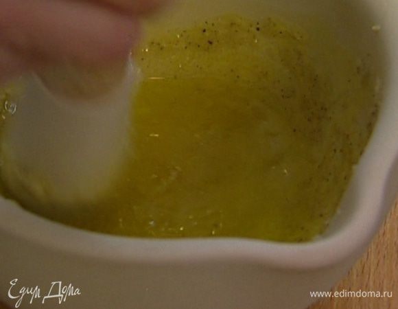 Приготовить заправку: чеснок почистить и растереть в ступке вместе с солью и перцем в однородную пасту, затем добавить сахар, влить оливковое масло и яблочный уксус и еще немного все растереть.  