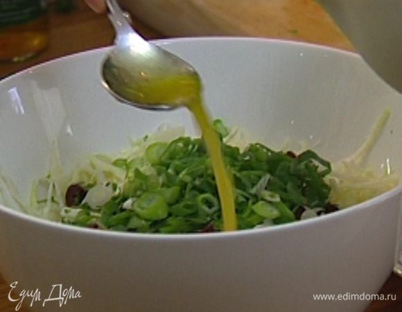 Полить салат чесночной заправкой, но не перемешивать. Дать ему постоять некоторое время, затем встряхнуть легкими движениями и подавать.