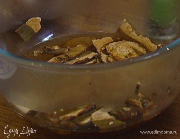 Сухие грибы залить кипятком.